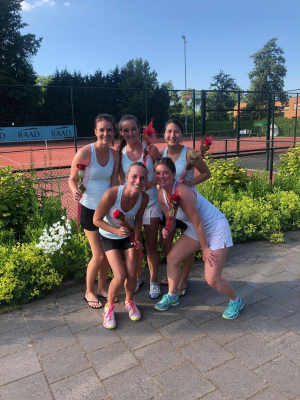 Het kampioensteam met boven v.l.n.r. Eline Husslage, Kim Everaars en Felice van Veen. Onder: Linda Gouka en Sytske van der Zweep.