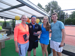 Cindy Groenewegen en Marino Ouwersloot (links) wonnen de gemengd dubbel 4. Geraldine de Vos en Roel van Hoorn werden tweede.